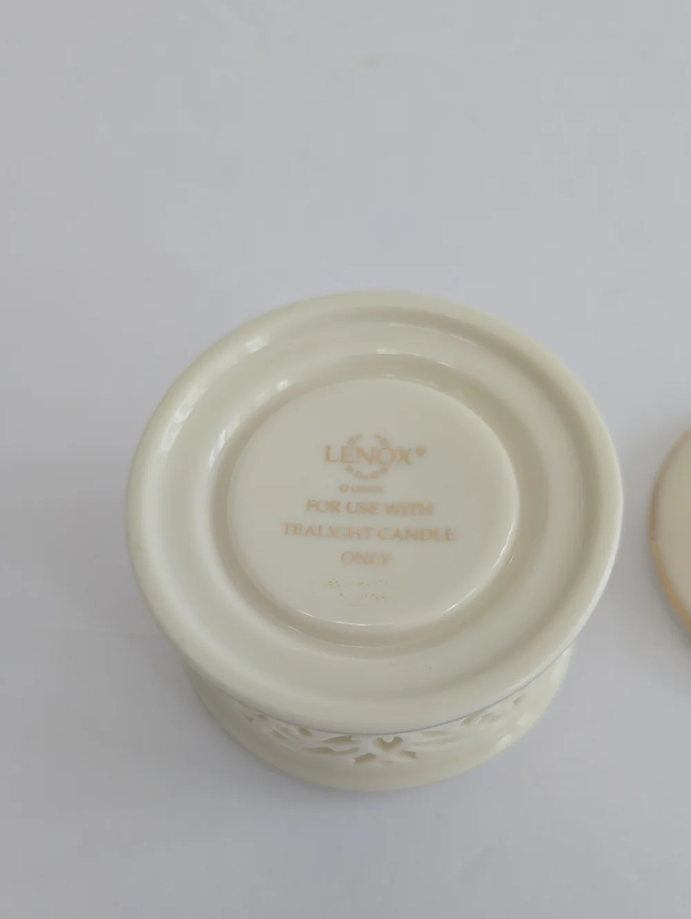 Lenox Pierced China Votive Tea Light Candle Holder With Lid Gold Trim Off White